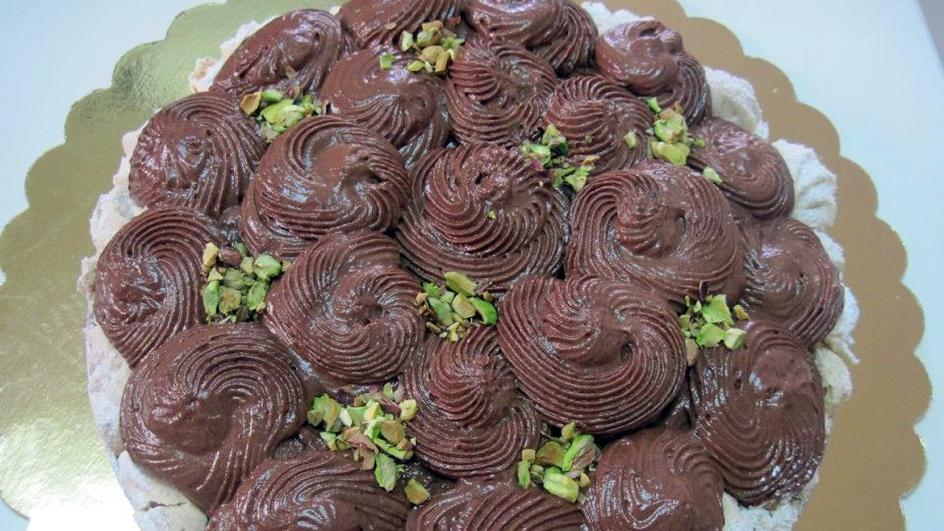 עוגת מרנג פיסטוק ומוס שוקולד מריר