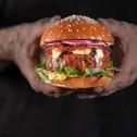 SENSATIONAL BURGER המבורגר צמחוני עם טופינג של ריבת בצל וגבינה