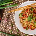 מוקפץ סיני עם ירקות נודלס ורצועות עוף של אתוש