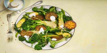 קציצות קינואה וברוקולי טבעול עם ירקות ירוקים ורוטב יוגורט