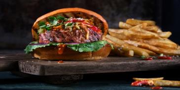 SENSATIONAL BURGER המבורגר צמחוני עם טופינג בסגנון אסייתי